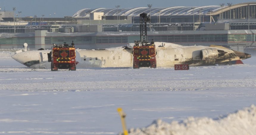 „Eram toți cu capul în jos, atârnând”. Pasagerii avionului răsturnat pe pistă, mărturii despre accidentul din Toronto 1 eram toti cu capul in jos atarnand pasagerii avionului rasturnat pe pista marturii despre accidentul aviatic din toronto 67b446c2c66b2