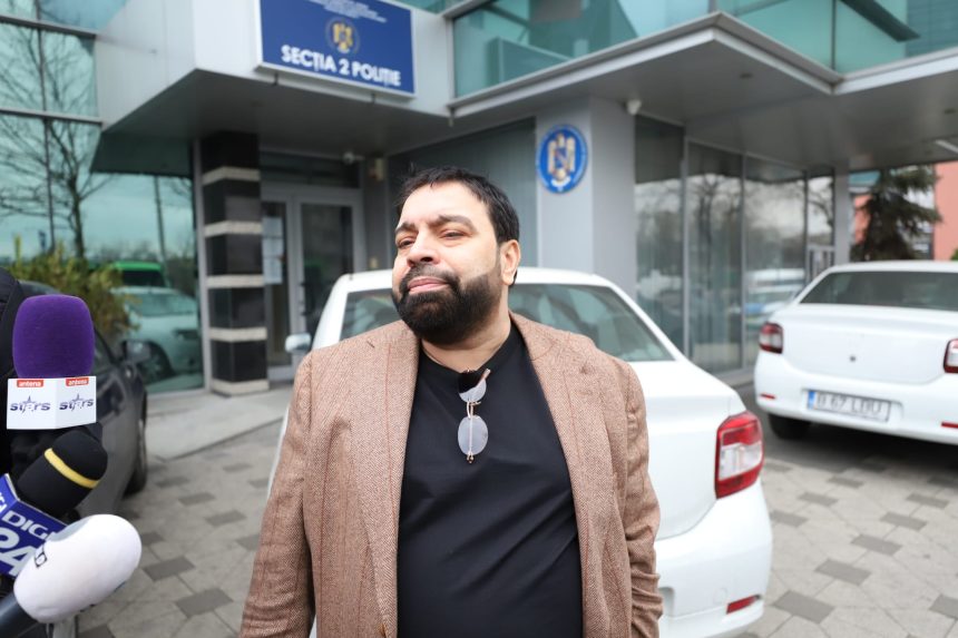 Florin Salam, spectacol în fața unei secții de Poliție din București: „Eu sunt șeful României. Mergeam și cântam și într-un grajd” 1 florin salam spectacol in fata unei sectii de politie din bucuresti eu sunt seful romaniei mergeam si cantam si intr un grajd 67a4af62cc928