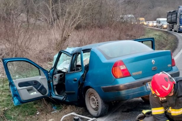 foto accident grav la iesire din babadag o victima a ramas incarcerata 67a9a6bbbbf29