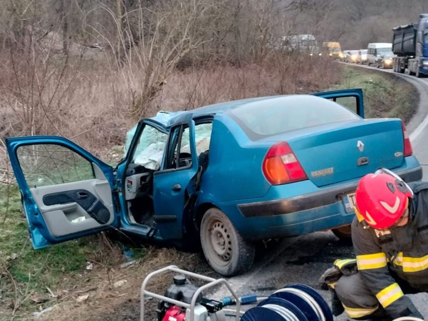 foto accident grav la iesire din babadag o victima a ramas incarcerata 67a9a6bbbbf29
