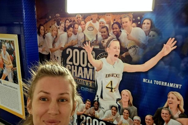 foto aniversare de hall of fame gabriela marginean onorata de colegiul drexel chiar de ziua ei maioul cu numarul 44 a fost retras 67b051c154d86