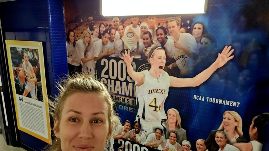 foto aniversare de hall of fame gabriela marginean onorata de colegiul drexel chiar de ziua ei maioul cu numarul 44 a fost retras 67b051c154d86