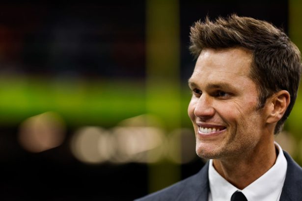foto de sapte ori campion tom brady a facut senzatie si la super bowl 2025 a aparut la tv cu un ceas de 800 000 de dolari 67a950c5c18d2