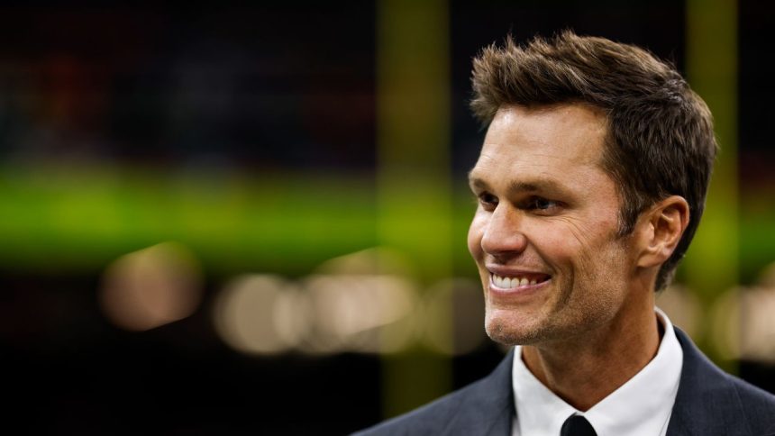 foto de sapte ori campion tom brady a facut senzatie si la super bowl 2025 a aparut la tv cu un ceas de 800 000 de dolari 67a950c5c18d2