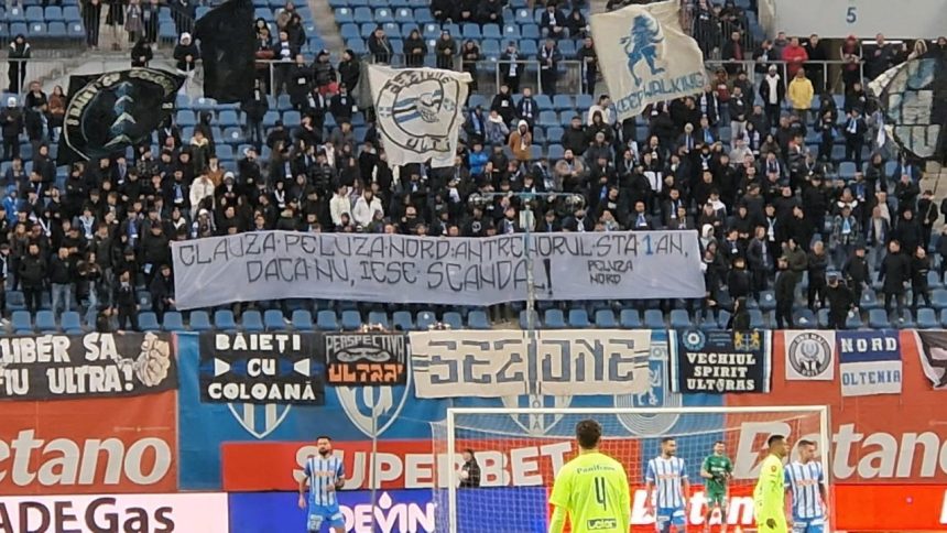 foto galeria universitatii craiova banner cu venin indreptat catre mihai rotaru 679f943c64500