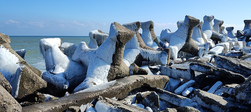 Iarnă veritabilă în sudul litoralului: Gerul transformă plaja din Mangalia într-un tablou spectaculos 1 foto iarna veritabila in sudul litoralului gerul transforma plaja din mangalia intr un tablou spectaculos 67bb2cb98fcbc