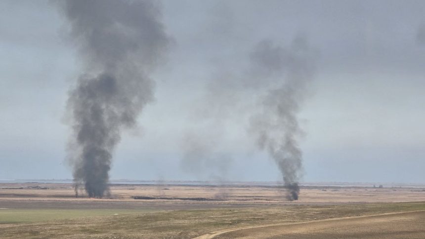 foto incendii de stuf in judetul tulcea focul continua sa arda in zona baia jurilovca iar autoritatile monitorizeaza situatia 67bb222bcffbb