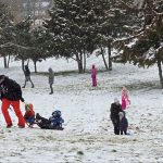 foto la derdelus in parcul tabacarie zeci de copii se bucura de prima zapada din acest an 67b1b9fae41be