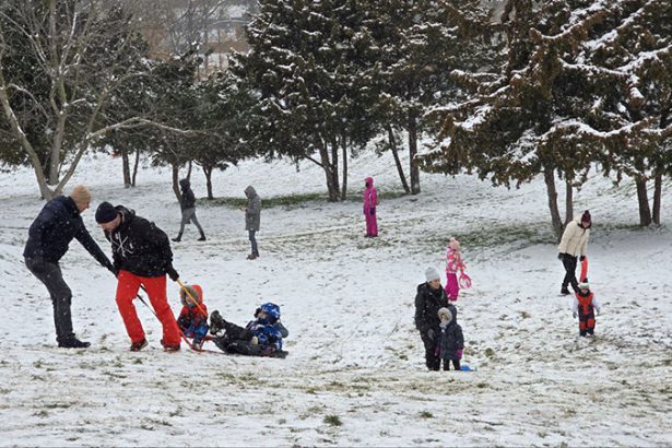 foto la derdelus in parcul tabacarie zeci de copii se bucura de prima zapada din acest an 67b1b9fae41be