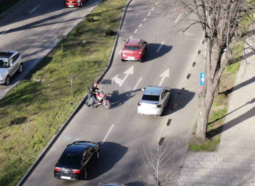 Un motociclist, spulberat de un autoturism pe bulevardul Mamaia. Traficul este BLOCAT. 1 foto un motociclist spulberat de un autoturism pe bulevardul mamaia traficul este blocat 67af48334d13a