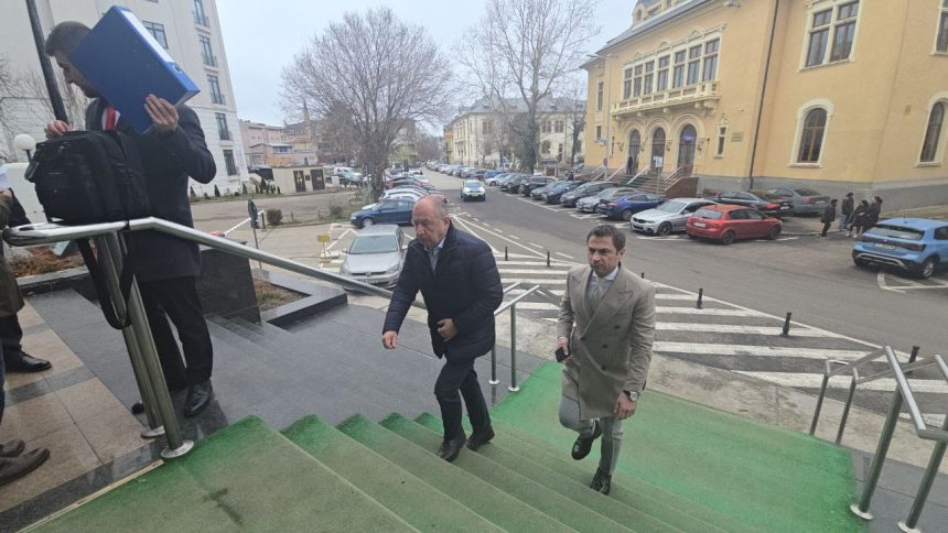Cristian Radu, primarul din Mangalia, prezent la Curtea de Apel Constanța, fără declarații pentru presă. 1 foto video cristian radu primarul din mangalia prezent la curtea de apel constanta nu a dat declaratii presei 67c18bfae8d0f