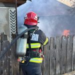 foto video interventie contracronometru la horia judetul tulcea pompierii se lupta cu flacarile ce au cuprins o gospodarie si masina din curte 67b5bc8b64894
