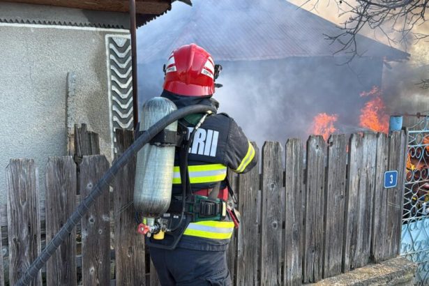 foto video interventie contracronometru la horia judetul tulcea pompierii se lupta cu flacarile ce au cuprins o gospodarie si masina din curte 67b5bc8b64894