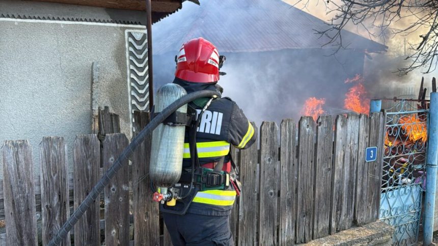 foto video interventie contracronometru la horia judetul tulcea pompierii se lupta cu flacarile ce au cuprins o gospodarie si masina din curte 67b5bc8b64894
