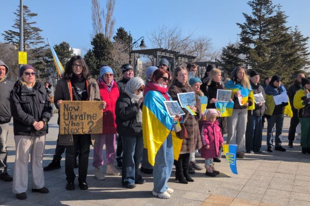foto video miting pentru protest si solidaritate in constanta comunitatea ucraineana marcheaza trei ani de la invazia rusiei 67bb1b264eb20