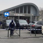 galerie foto alerta in bruxelles doi barbati inarmati cu kalasnikov cautati de politisti mai multe statii de metrou inchise 67a350e6b7233