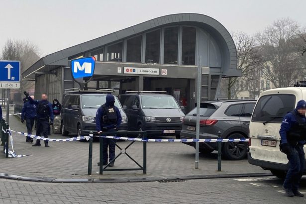 galerie foto alerta in bruxelles doi barbati inarmati cu kalasnikov cautati de politisti mai multe statii de metrou inchise 67a350e6b7233