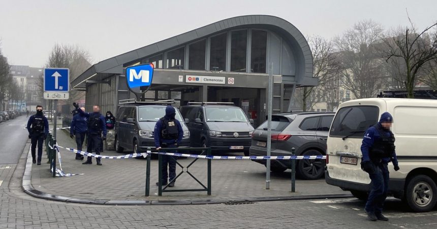 Alertă în Bruxelles: doi bărbați înarmați cu Kalașnikov, căutați de polițiști; mai multe stații de metrou închise. 1 galerie foto alerta in bruxelles doi barbati inarmati cu kalasnikov cautati de politisti mai multe statii de metrou inchise 67a350e6b7233