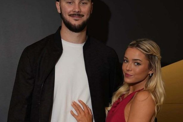 galerie foto aparitie de senzatie la super bowl pentru gimnasta ajunsa milionara in euro la 18 ani a venit insotita de partenerul ei 67a93f33cdb97