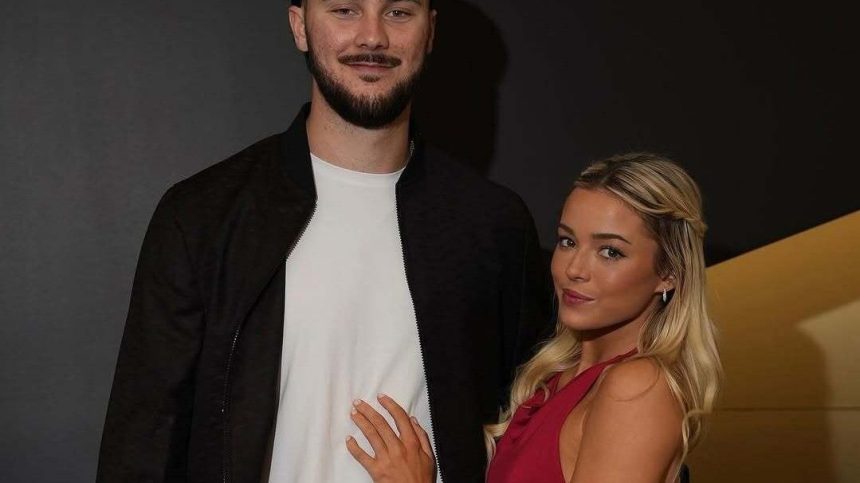 galerie foto aparitie de senzatie la super bowl pentru gimnasta ajunsa milionara in euro la 18 ani a venit insotita de partenerul ei 67a93f33cdb97