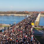 galerie foto imagini impresionante din serbia unde zeci de mii de oameni au blocat podurile peste dunare la novi sad 679e7b4c0c75d
