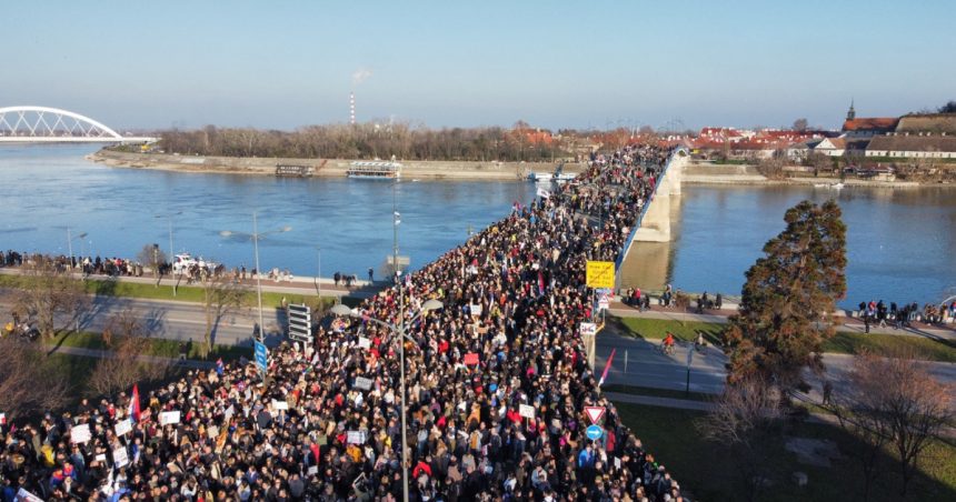 galerie foto imagini impresionante din serbia unde zeci de mii de oameni au blocat podurile peste dunare la novi sad 679e7b4c0c75d