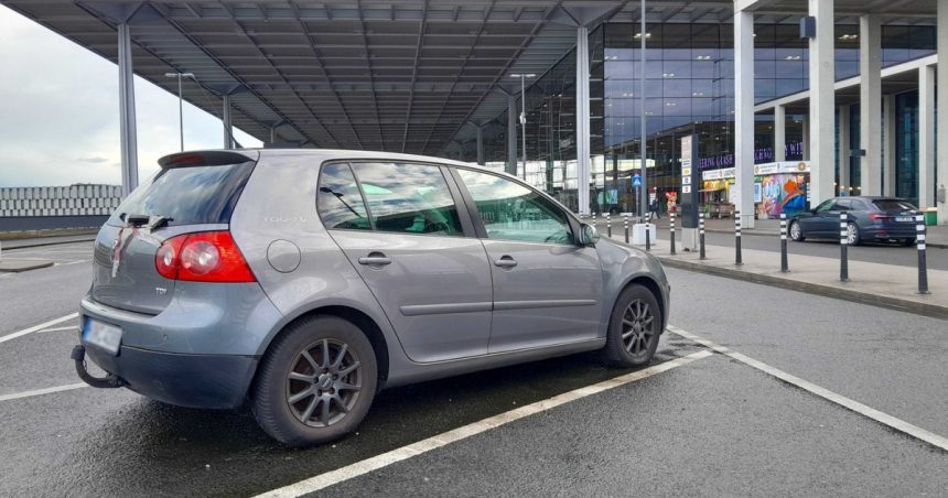 O mașină lăsată timp de un an în parcarea aeroportului Berlin Brandenburg a acumulat taxe de 200.000 de euro 1 galerie foto o masina lasata timp de un an in parcarea aeroportului berlin brandenburg a acumulat taxe de 200 000 de euro 67a08e1196d63