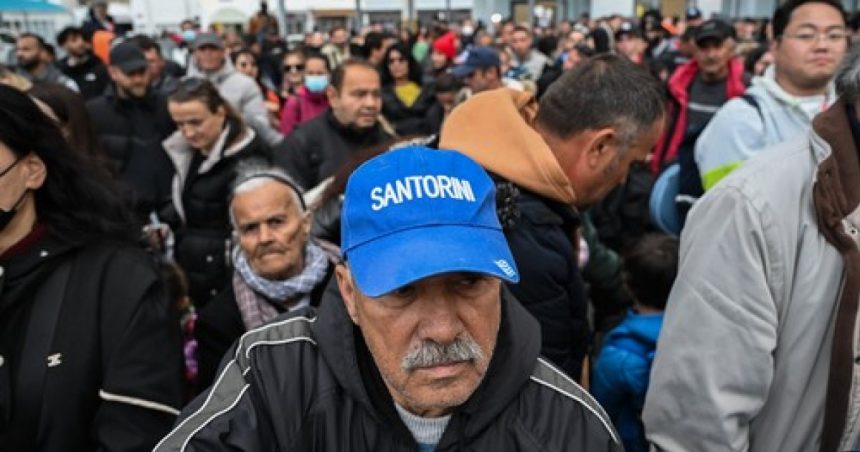 Peste 7.000 de oameni au părăsit Santorini în ultimele 48 de ore din cauza unei serii de cutremure „fără precedent” 1 galerie foto peste 7 000 de oameni au parasit santorini in ultimele 48 de ore din cauza unei serii de cutremure fara precedent 67a27daab3be4