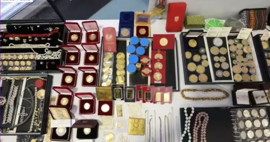 Ghicitoare din România, căutată în Austria, are în posesie aproape 7 milioane de euro și 25 de kilograme de aur. 1 ghicitoare din romania cautata in austria in casa femeii au fost gasite aproape 7 milioane de euro si 25 kilograme de aur 67aafa2fee33a