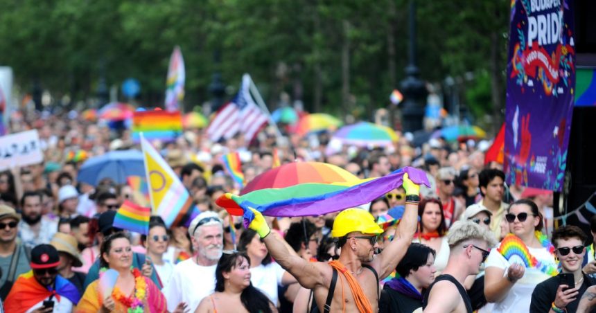 Guvernul lui Orban afirmă că parada Budapest Pride ar trebui să aibă loc „într-un spațiu închis” pentru a proteja copiii 1 guvernul lui orban sustine ca parada budapest pride ar trebui organizata intr un spatiu inchis pentru a proteja copiii 67bf6d2f4d003
