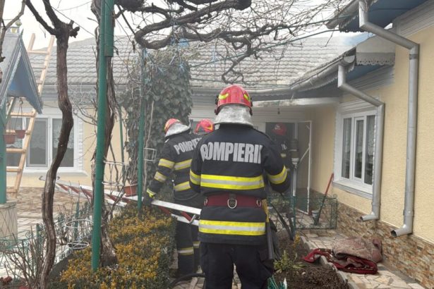 incendiu la o locuinta din judetul tulcea doi varstnici sunt evaluati de echipajele medicale 67a4d1328b7c5