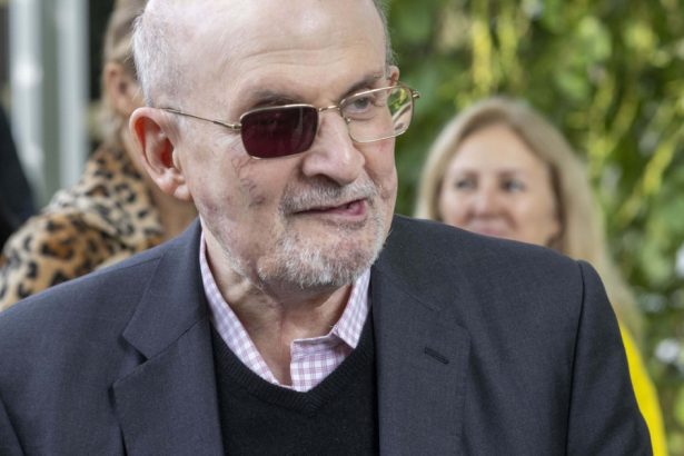 incepe procesul barbatului acuzat ca l a injunghiat pe salman rushdie ai facut un pariu prost si ai pierdut 67aa19c5f0ea5
