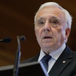 Isărescu: „Nu este necesar să se deprecieze cursul, deoarece avem multe tensiuni” / „Un război comercial SUA-UE va provoca recesiune” 3 isarescu nu e cazul sa se deprecieze cursul pentru ca avem o gramada de tensiuni un razboi comercial sua ue va crea recesiune 67b383e67ad31