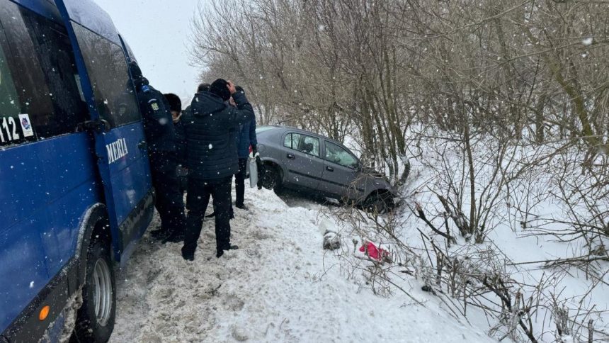Jandarmii constănțeni au intervenit pentru a ajuta două persoane care au ieșit cu mașina în șanț pe un drum din Ialomița. 1 jandarmii constanteni au ajutat doua persoane care au ajuns cu masina in sant pe un drum din ialomita 67b34c6f8cb39