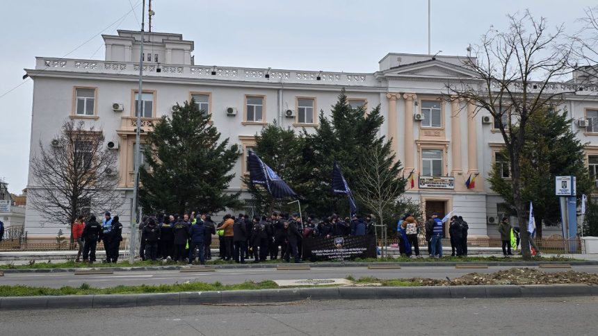 live foto video un nou protest la ipj constanta ordonanta trenulet ii scoate in strada pe oamenii legii 67ab14558404d