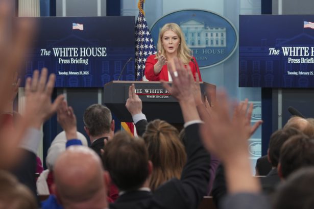 lupta lui trump cu presa agentiile ap bloomberg si reuters denunta restrictiile impuse de casa alba 67bf8d0a5260c