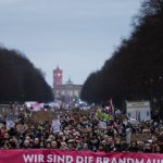 mii de oameni s au adunat in berlin pentru a protesta impotriva colaborarii dintre cdu si extrema dreapta 679facdee4c68