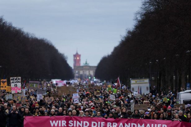 mii de oameni s au adunat in berlin pentru a protesta impotriva colaborarii dintre cdu si extrema dreapta 679facdee4c68