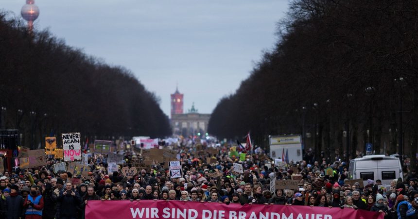 mii de oameni s au adunat in berlin pentru a protesta impotriva colaborarii dintre cdu si extrema dreapta 679facdee4c68