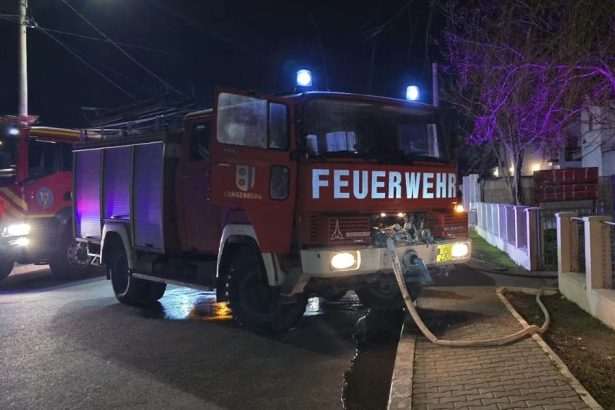 o casa din oltina a luat foc pompierii se lupta cu flacarile 67a394cf3ed19