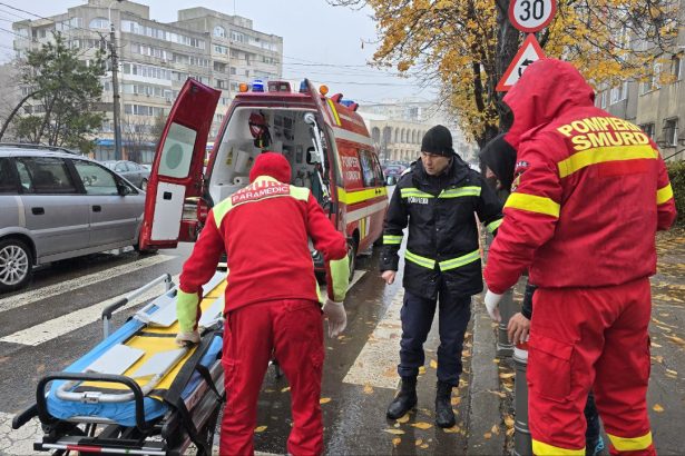 o femeie a fost lovita de un autoturism pe strada stefan cel mare din mangalia 67b4a6b870246