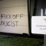 O filială din Olanda a companiei Tesla, deținută de miliardarul Elon Musk, a fost vandalizată. Mesajele protestatarilor. 3 o filiala din olanda a companiei tesla detinuta de miliardarul elon musk a fost vandalizata ce au scris protestatarii 67a0f3cb8ceff