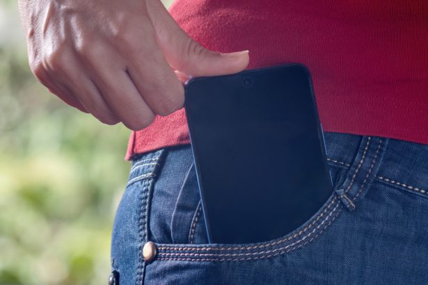 o italianca a ajuns la spital cu arsuri de gradul i si ii dupa ce i a explodat telefonul in buzunar 67a4a260131ae