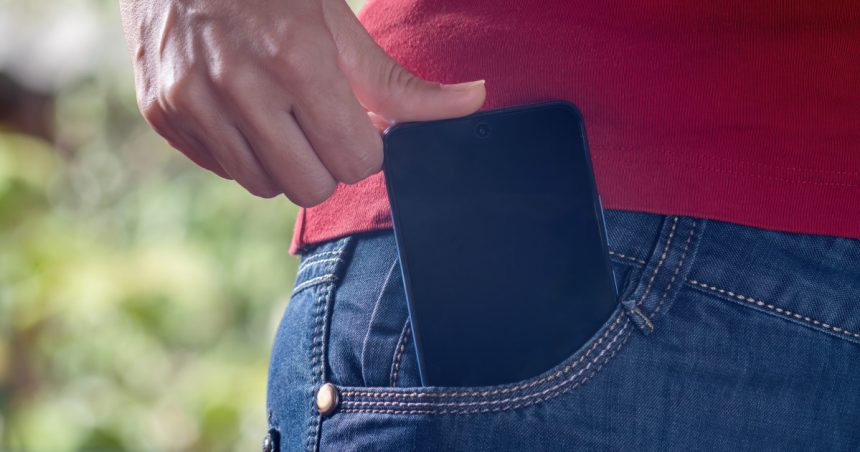 o italianca a ajuns la spital cu arsuri de gradul i si ii dupa ce i a explodat telefonul in buzunar 67a4a260131ae