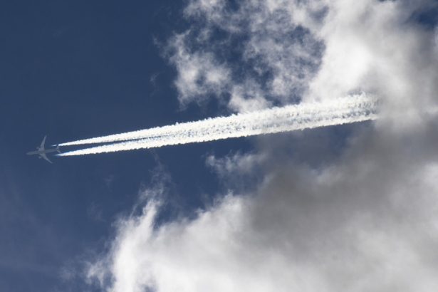 poluarea a crescut din cauza razboiului din ucraina devierea traficului aerian a dus la cresterea consumului de combustibil 67ac9ca4ba86f