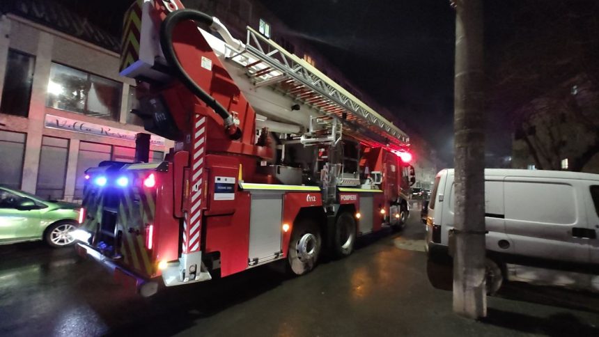 pompierii sunt in alerta un incendiu a izbucnit la un bloc din harsova 67b60d695febd