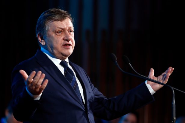 prima sotie a lui crin antonescu s a sinucis dupa asa ceva nu iti revii niciodata cum arata si cu ce se ocupa fiica irina care e orfana de mama 67b08206b4d93