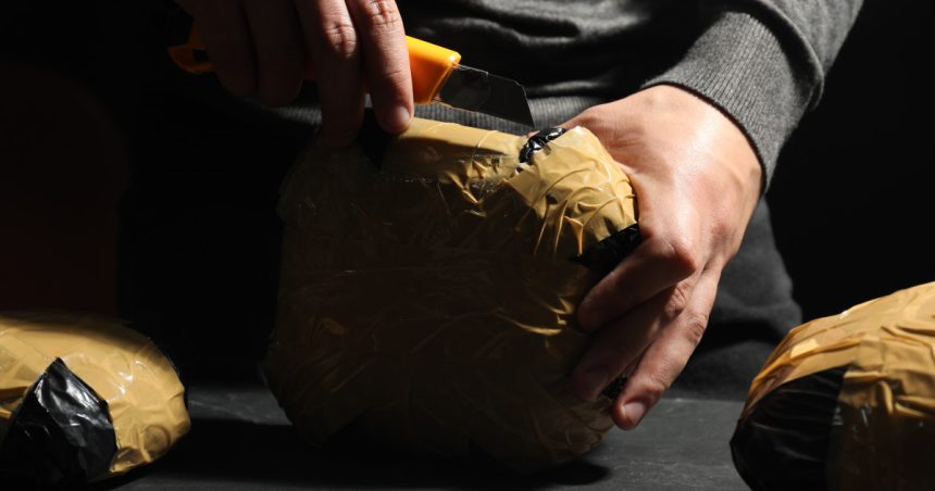 Profesor de matematică, surprins vânzând cocaină în Italia; anchetatorii afirmă că bărbatul ducea „o viaţă dublă” 1 profesor de matematica surprins in timp ce vindea cocaina in italia anchetatorii sustin ca barbatul ducea o viata dubla 67a4e89b5a58f