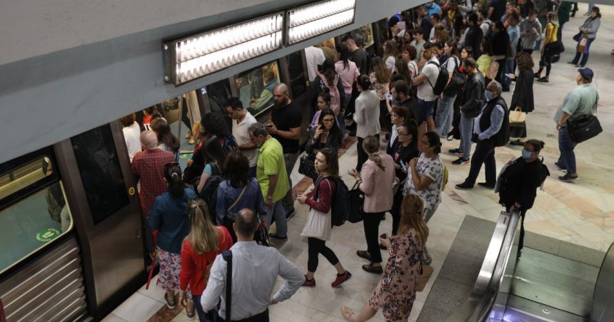 protest cu exces de zel la metrou verificarile sunt atat de riguroase incat trenurile intarzie unde sunt cele mai mari probleme 67ab01e6df17f