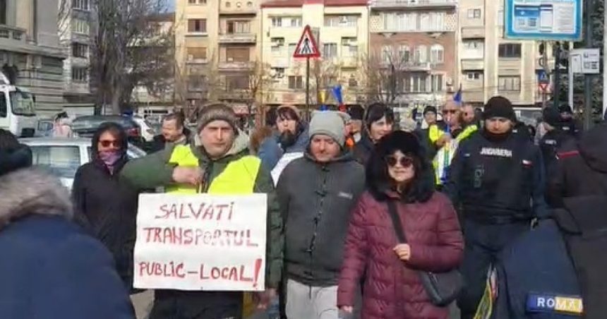 Protest la Ploiești: angajații din transportul public, în stradă, după cererea primarului de reducere a cheltuielilor cu 22% 1 protest la ploiesti angajatii din transportul public in strada dupa ce primarul a cerut scaderea cheltuielilor cu 22 67a605158b0cc